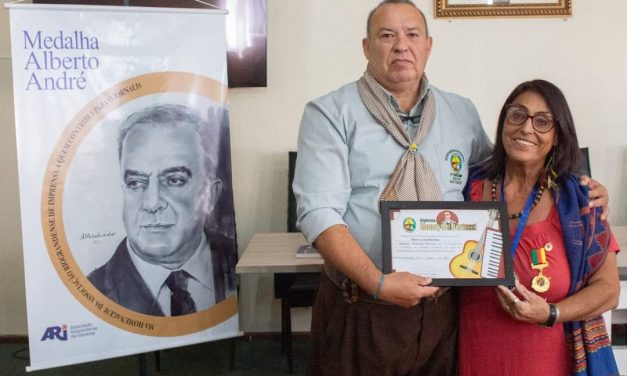 Em evento da ARI, MTG entrega medalha Honeyde Bertussi para Maria Luiza Benitez